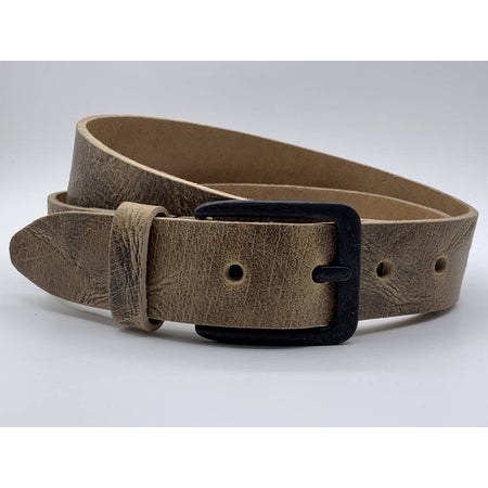 Stoere zand kleurige riem met gekreukt leer en mat zwarte gesp.