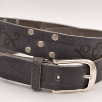 Grijze riem met studs en laserprint