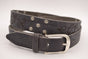 Grijze riem met studs en laserprint