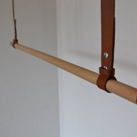Kapstok van leer en hout