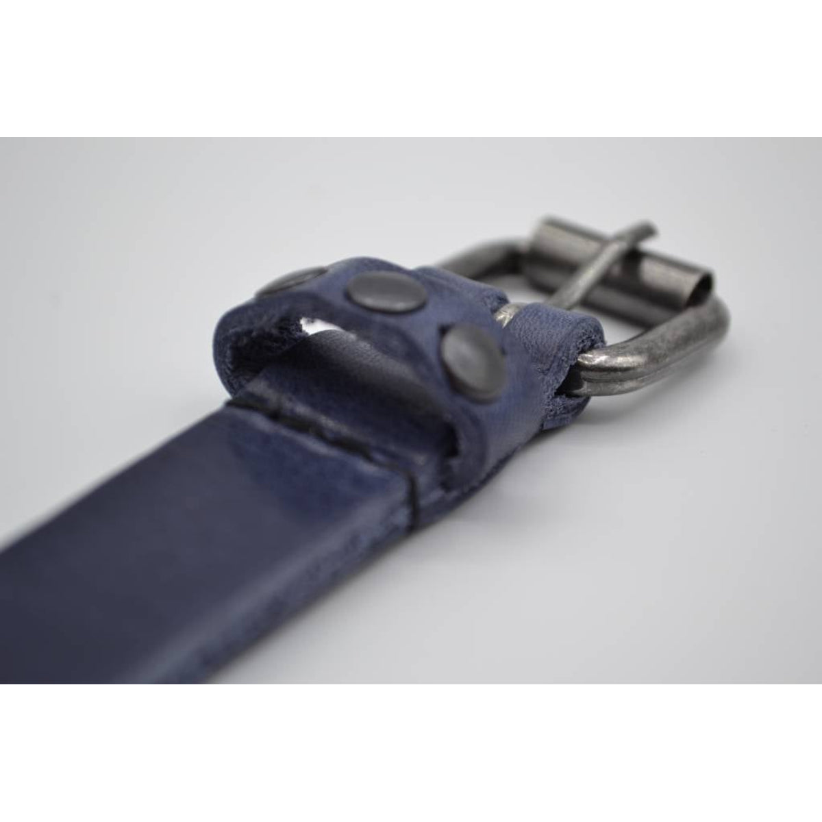 blauwe 20mm brede riem met studs op de lus