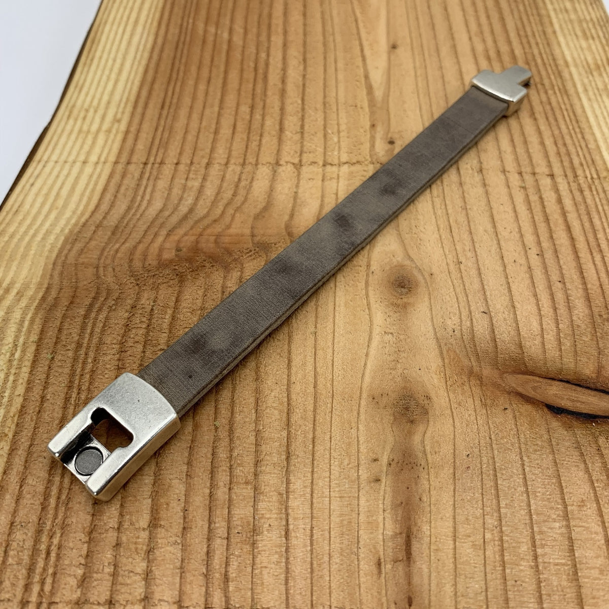 Bruine echt leren heren armband met gave magneetsluiting.
