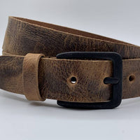 Stoere cognac riem met gekreukt leer en mat zwarte gesp.