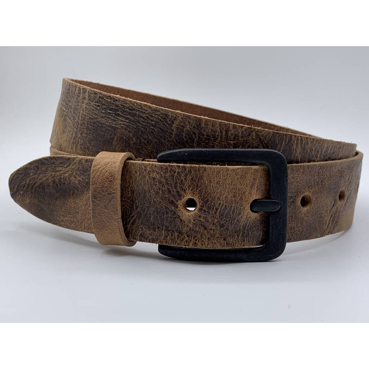 Stoere cognac riem met gekreukt leer en mat zwarte gesp.