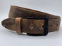 Stoere cognac riem met gekreukt leer en mat zwarte gesp.