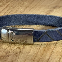 Blauwe armband vintage gelaserd met brick print. 