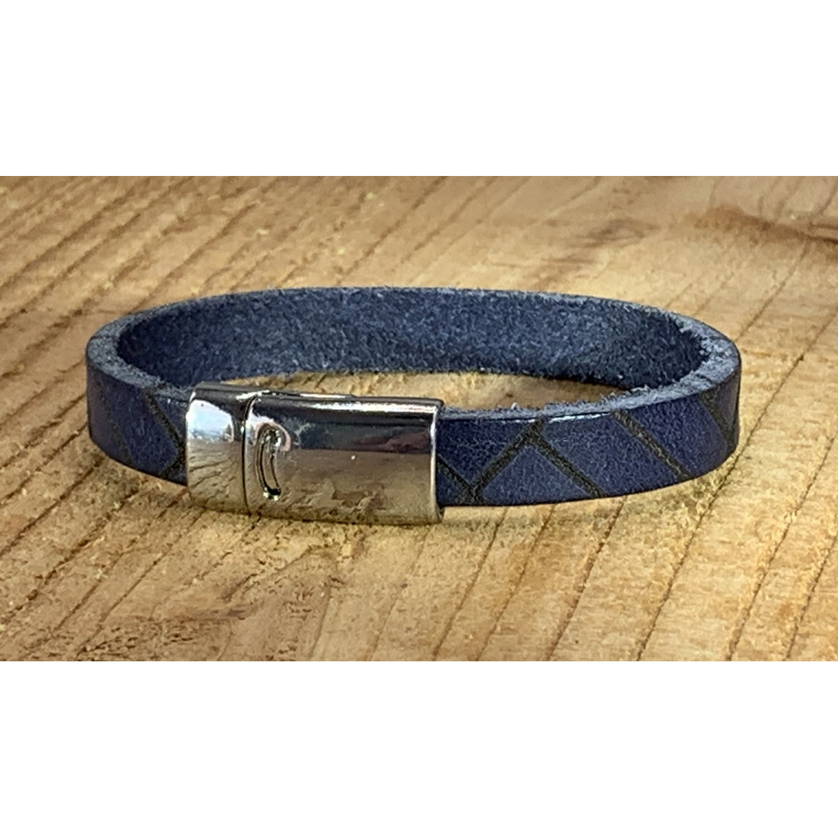 Blauwe armband vintage gelaserd met brick print. 