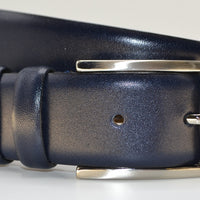 Stijlvolle donker blauwe echt lederen riem.