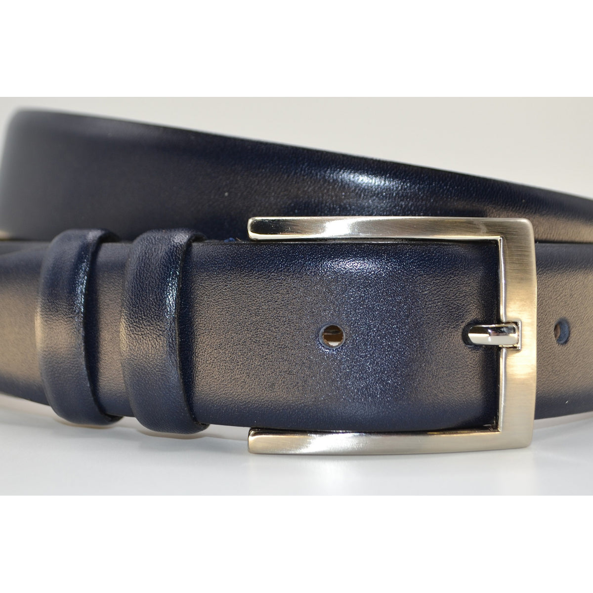 Stijlvolle donker blauwe echt lederen riem.