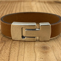 Cognac armband met wax randen voor een perfecte afwerking. 