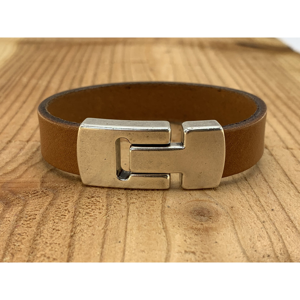 Cognac armband met wax randen voor een perfecte afwerking. 