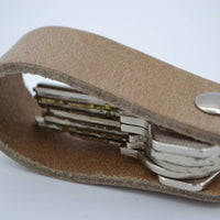 taupe echt lederen sleutelhanger met eigen naam of logo