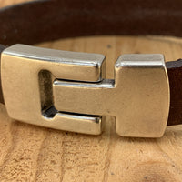 Bruine armband met wax randen voor een perfecte afwerking.