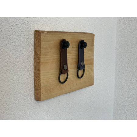 Sleutelplankje van douglas hout inclusief 2 moderne sleutelhangers van echt leer