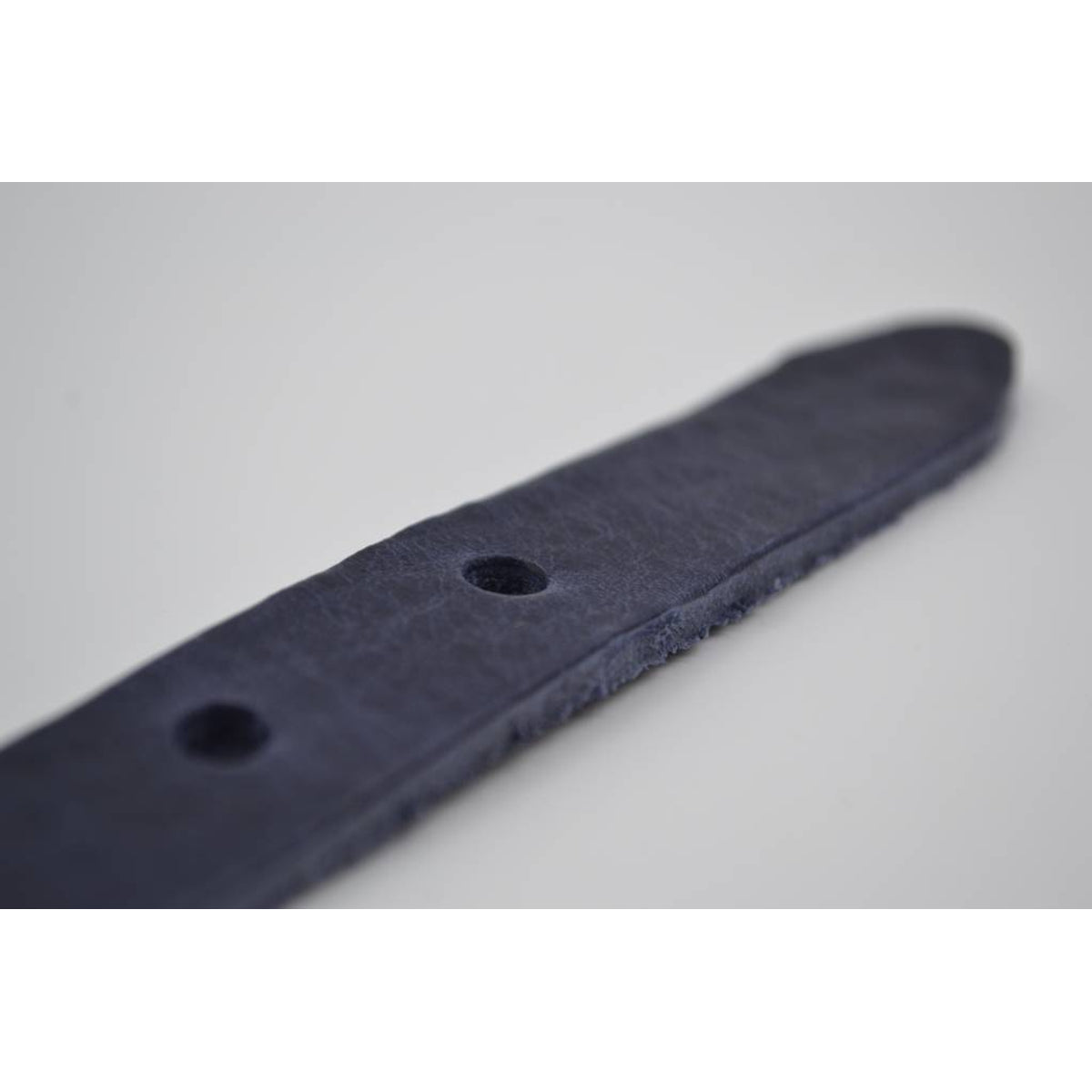 blauwe 20mm brede riem met studs op de lus