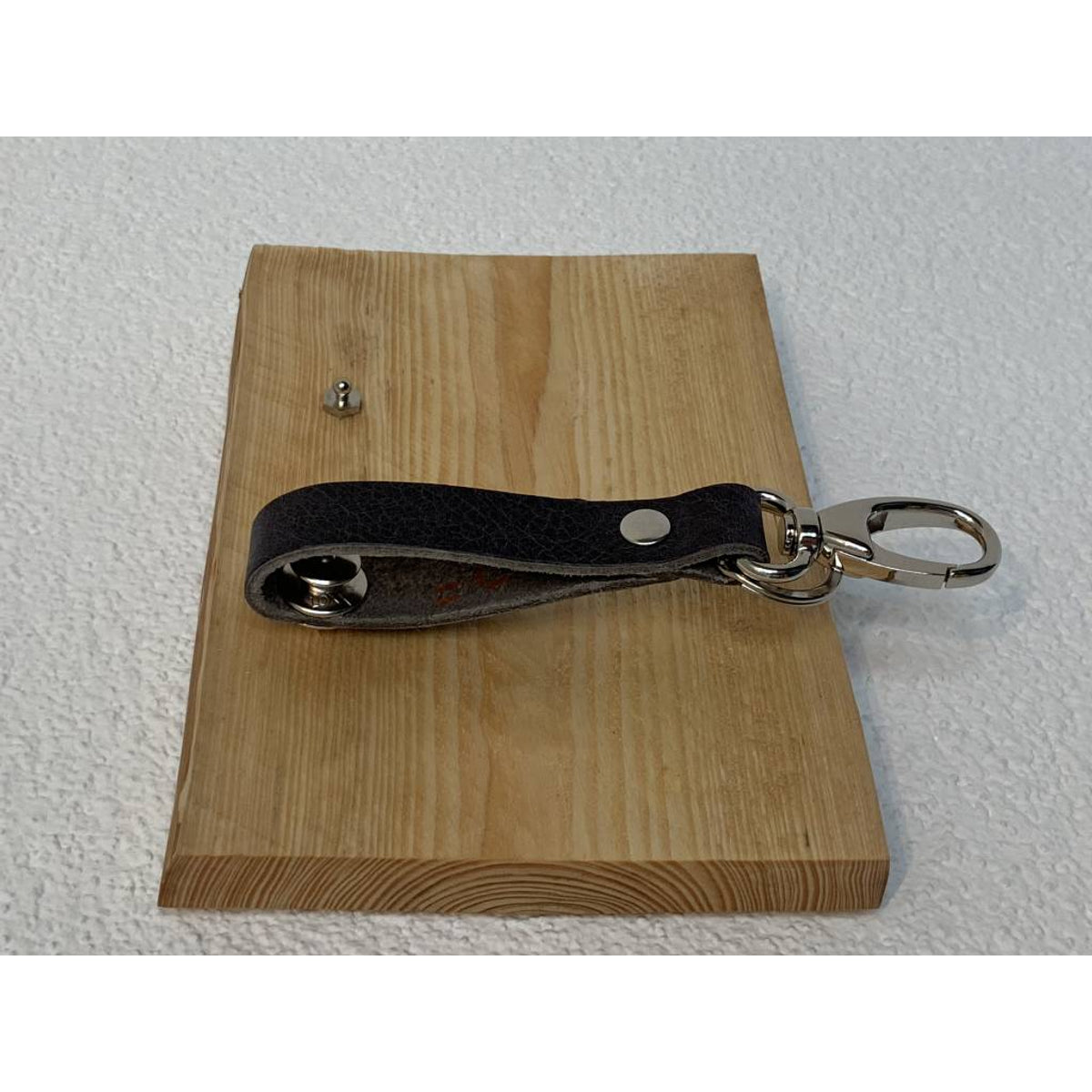 Sleutelplankjes van hout inclusief 2 moderne sleutelhangers van echt leer