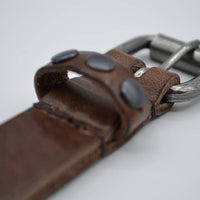 bruine 20mm brede riem met studs op de lus