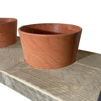 Kruidenrek met terra kleur potjes. 