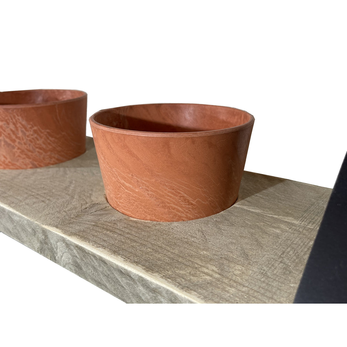 Kruidenrek met terra kleur potjes. 