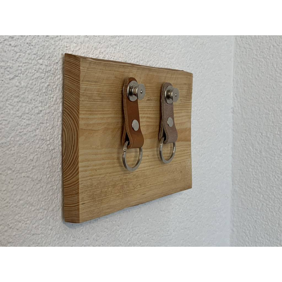 Sleutelplankjes van hout inclusief 2 moderne sleutelhangers van echt leer