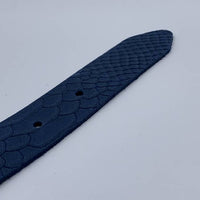 Trendy blauwe damesriem met slangenprint.