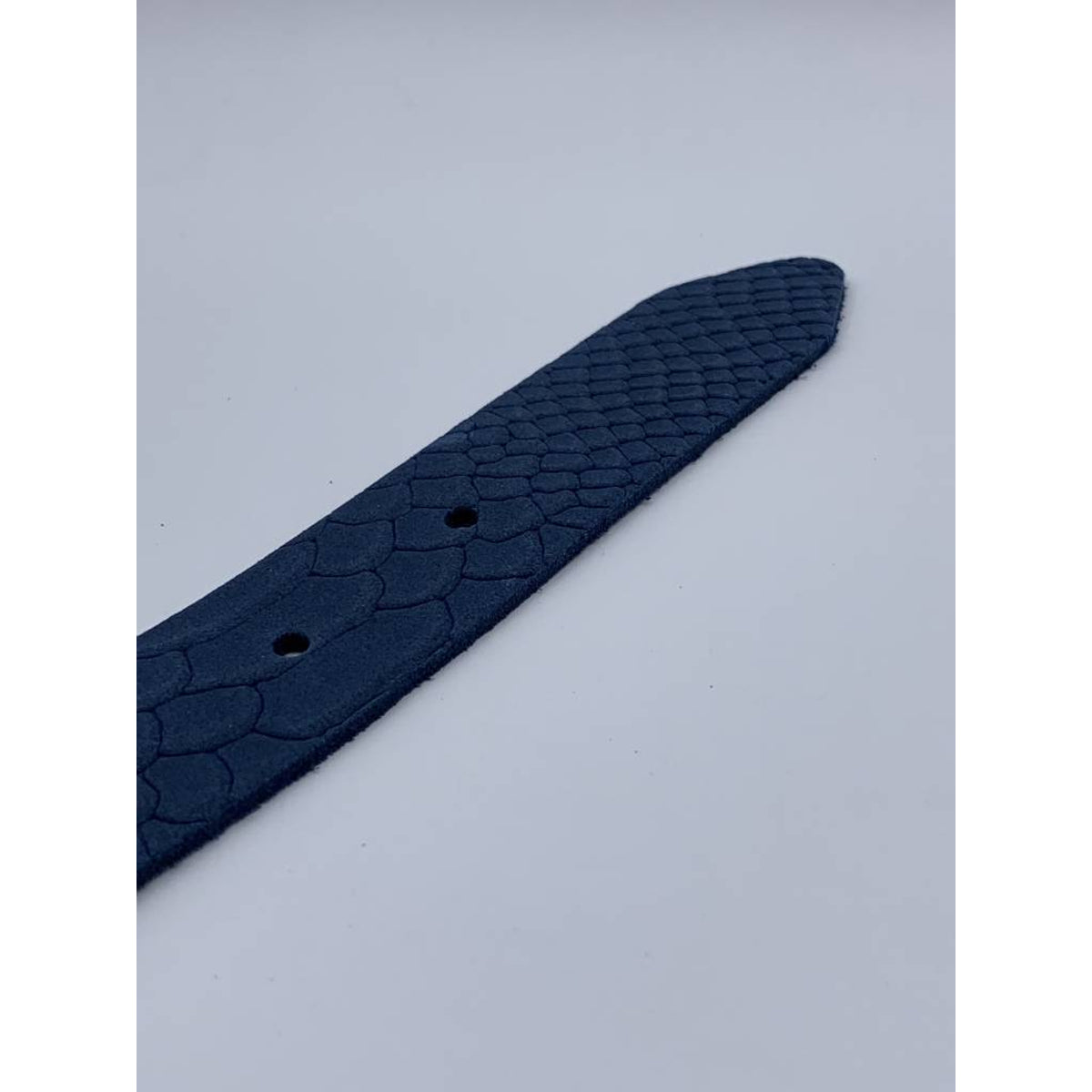 Trendy blauwe damesriem met slangenprint.