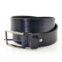Blauwe 3,5 cm brede riem met duidelijke leerstructuur. 