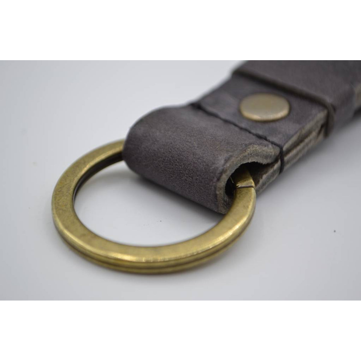 Grijze vintage sleutelhanger met naam of logo 