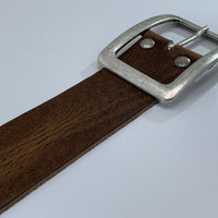 Zandkleurige 5cm brede riem. 