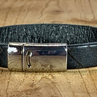 Zwarte armband vintage gelaserd met brick print.
