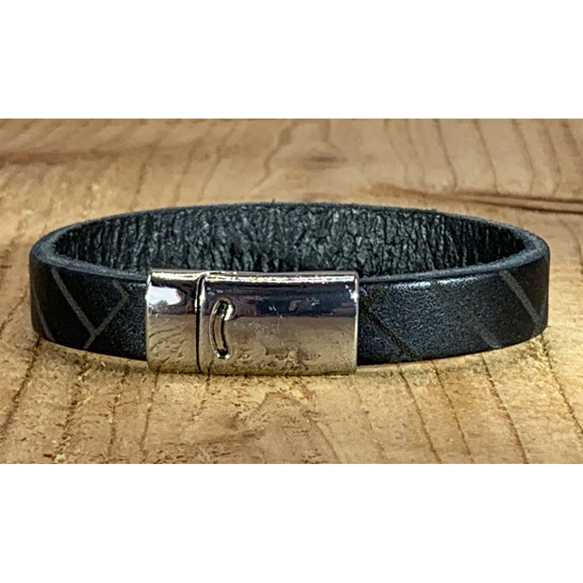 Zwarte armband vintage gelaserd met brick print.