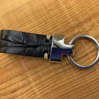 Zwarte luxe sleutelhanger met krokodillen print.