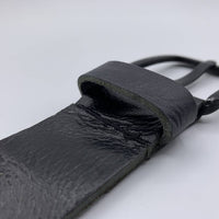Stoere zwarte riem met gekreukt leer en mat zwarte gesp