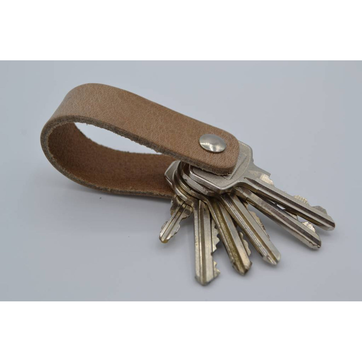 taupe echt lederen sleutelhanger met eigen naam of logo