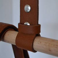 Kapstok van leer en hout