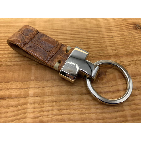Cognac luxe sleutelhanger met krokodillen print.