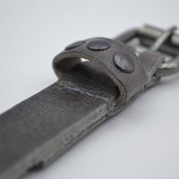 grijze 20mm brede riem met studs op de lus