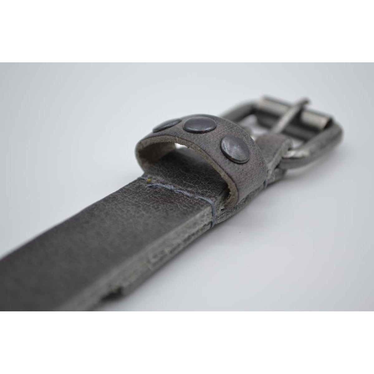 grijze 20mm brede riem met studs op de lus