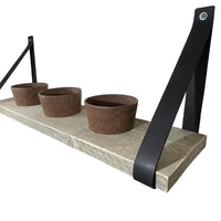 Kruidenrek met bruine oak kleurige potjes. 