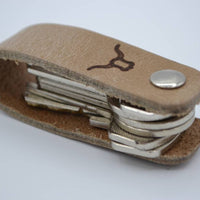 taupe echt lederen sleutelhanger met logo