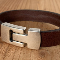 Bruine armband met wax randen voor een perfecte afwerking.