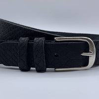 Trendy zwarte damesriem met slangenprint.