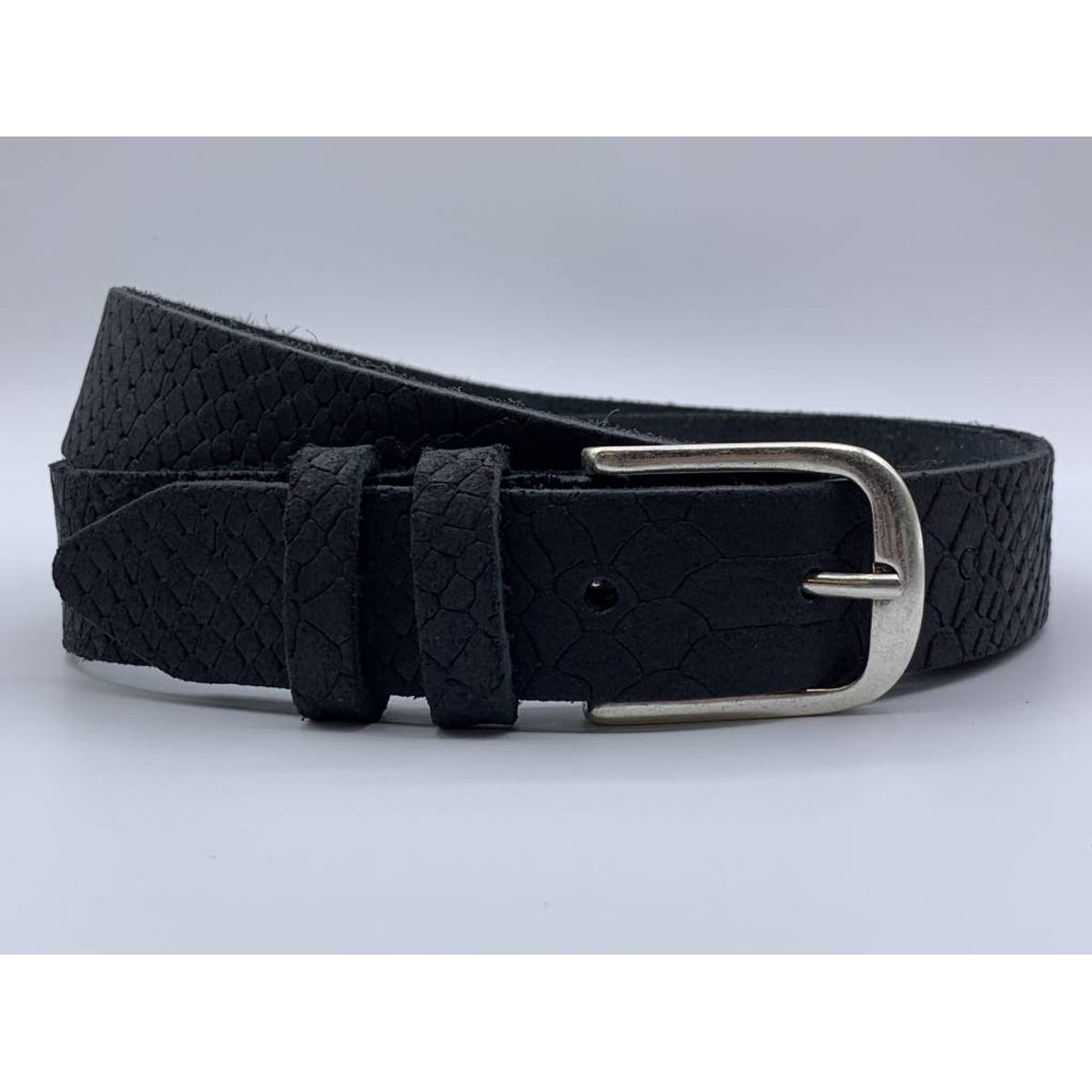 Trendy zwarte damesriem met slangenprint.