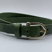 Groene smalle damesriem met gouden gesp