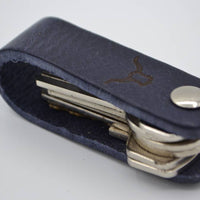 blauwe echt lederen sleutelhanger met logo