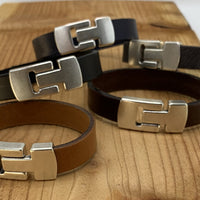 Bruine armband met wax randen voor een perfecte afwerking.