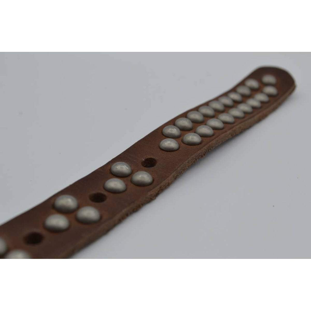Bruine 20mm brede riem met bolstuds 