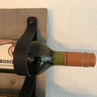 Wijnrek  van hout en leer. 