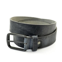 Blauw grijze 3,5 cm brede riem met hoogwaardig gekreukt leer. 