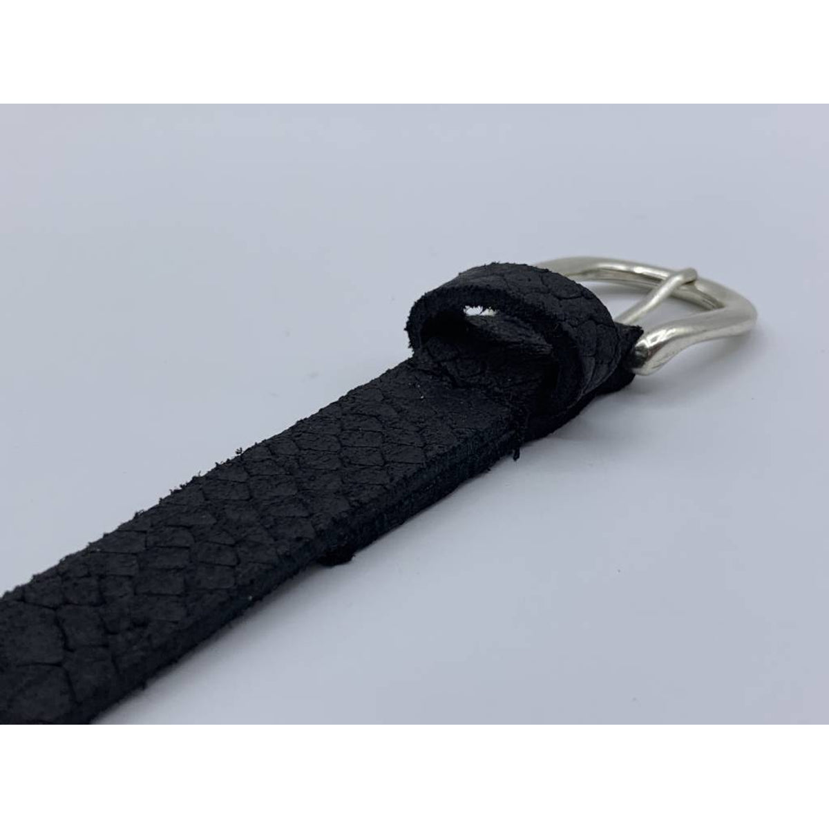 smalle zwarte damesriem met slangen print